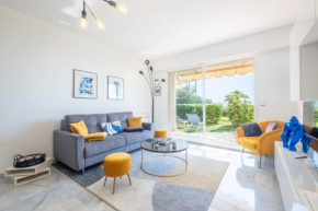 RARE! Exquisite 2-bd Apartment Facing the Sea